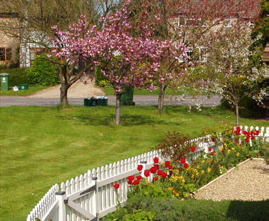 Artisan Landscapes cottage garden picket fence